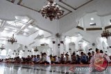 Pelajar SLTA dan SLTP yang tergabung dalam Pelajar Islam Indonesia (PII) membaca Yasin dan dilanjutkan berzikir di Mesjid Raya Baiturrahman, Banda Aceh, Sabtu (5/4). Seribuan Pelajar Islam Indonesia dari berbagai tingkat pendidikan se-Kota Banda Aceh menggelar zikir akbar dan doa menjelang Ujian Nasional dengan harapan mereka mendapat kesuksesan.ANTARAACEH.COM/Ampelsa/14