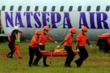 Tim SAR mengevakuasi korban kecelakaan pesawat ketika berlangsungnya simulasi penanggulangan kecelakaan pesawat yang digelar PT (Persero) Angkasa Pura I Cabang Bandara Pattimura di kawasan Bandara Pattimura, Ambon, Maluku, Kamis (10/4). Simulasi itu untuk mengantisipasi dan meningkatkan kesiapan setiap personel di lapangan dalam menghadapi situasi sesungguhnyaANTARA FOTO/Izaac Mulyawan/Asf/Spt/14.