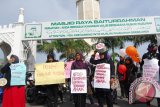 Gerakan Perempuan Aceh membawa poster mengecam kekerasan seksual terhadap anak saat berorasi di Polresa Banda Aceh,Kamis (24/4). Aktivis mendesak Polresta Banda Aceh mengusut tuntas dan memecat oknum poliisi Polda Aceh yang diduga mencabuli lima anak dibawah umur, namun hanya dua  anak diantaranya yang berani melaporkan kepada aparat keamanan.ANTARAACEH.COM/Ampelsa/14