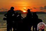 Para nelayan memindahkan perahunya ke daratan usai melaut di desa Kampung Jawa, Banda Aceh, Selasa (29/4). Sekitar 40.000 nelayan yang bekerja sebagai ABK pada  pemilik  kapal pukat dan kapal pancing di Aceh,kondisi  kehidupan mereka  memprihatinkan dan selain mereka belum  dilindungi jaminan  keselamatan kerja dan asuransi.ANTARAACEH.COM/Ampelsa/14