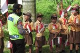 Blitar (Antara Jatim) - Sejumlah anak-anak membawa bendera merah putih mini yang terbuat dari plastik di Desa Modangan, Kecamatan Nglegok, Kabupaten Blitar, Jawa Timur, Minggu (27/4). Walaupun hari libur, anak-anak itu semangat mengenakan seragam menyambut kedatangan Wakil Presiden Boediono di sekolah mereka. Kedatangan Wapres dalam rangkaian kunjungan kerja di Jatim 24-27 April 2014. FOTO Asmaul Chusna/14/Chan.