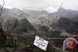 Material vulkanik akibat erupsi Gunung Kelud yang masih terendap di jalur lahar dan perbukitan di puncak Gunung Kelud pasca letusan yang terjadi pada 13 Februari 2014 yang lalu, di foto dari jarak 3 km dari puncak kawah, di Desa Sugihwaras, Ngancar, Kediri, Jawa Timur, Minggu (27/4). Pemerintah Kabupaten Kediri akan melakukan perbaikan sarana dan melakukan pengkajian untuk mengeskplorasi keindahan gunung Kelud pasca letusan untuk menarik wisatawan. ANTARA FOTO/Rudi Mulya/wdy/14