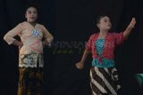 Madiun (Antara Jatim) - Sejumlah anak memainkan lakon “Rawa Pening” saat mengikuti Festival Teater anak yang digelar di Gedung Kesenian, Kota Madiun, Kamis (24/4). Festival Teater Anak yang diikuti belasan kelompok teater SD/MI sederajat dari Madiun dan sekitarnya tersebut digelar dengan tujuan memberikan kegiatan positif sekaligus mengembangkan bakat dan potensi seni pada anak. FOTO Fikri Yusuf/14