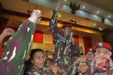 Sejumlah prajurit Komando Pasukan Khusus (Kopassus) mengangkat Komandan Jenderal Kopassus Mayjen TNI Agus Sutomo (tengah) ketika bernyanyi menghibur para undangan pada acara Syukuran HUT ke-62 Kopassus di Balai Komando, Markas Kopassus, Cijantung, Jakarta Timur, Rabu (16/4). Kopassus TNI AD merayakan hari jadinya ke-62 tahun 2014 ini dengan menggelar syukuran bersama keluarga besar prajurit Kopassus dan lebih diisi dengan kegiatan sosial di berbagai tempat tanpa ada atraksi atau acara besar-besaran seperti tahun-tahun sebelumnya untuk menghormati pemilu yang sedang berlangsung. ANTARA FOTO/Widodo S.Jusuf/wdy/14.