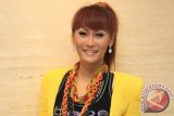 Penyanyi Dangdut Inul Daratista hadir dalam konfrensi pers jelang perhelatan SCTV Music Awards 2014 di Jakarta, Kamis, (10/4). Inul Daratista masuk nominator SCTV Awards 2014 sebagai penyanyi dangdut paling ngetop bersaing dengan penyanyi lainnya diantaranya Nazzar, Saiful Jamil, Siti Badriah, dan Zaskia Gotik. ANTARA FOTO/Teresia May/Asf/Spt/14.