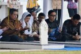 Pacitan (Antara Jatim) - Presiden Susilo Bambang Yudhoyono (SBY, kiri) berdoa di dekat nisan almarhum ayahandanya, Peltu R Soekotjo di Taman Makam Pahlawan Nasional (TMPN) Bunga Bangsa, Pacitan, Minggu (6/4). Bersama isterinya, Ani Yudhoyono dan puteranya, Edhie Baskoro Yodhoyono melakukan ziarah ke makam keluarganya di TMPN dan Tempat Pemakaman Umum (TPU) Kucur Pacitan. (FOTO Siswowidodo/14/edy)