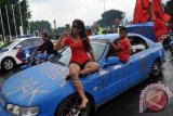 Simpatisan Partai Demokrasi Indonesia Perjuangan (PDIP) berkonvoi di jalan utama kota Magelang, Jawa Tengah, Sabtu (5/4). Kampanye terbuka di Kota Magelang itu dihadiri belasan ribu simpatisan partai berlambang banteng moncong putih tersebut. ANTARA FOTO/Anis Efizudin/wra/14