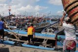 Sejumlah kapal nelayan bersandar di Pelabuahan Prigi, Watulimo, Trengglek, Jawa Timur, Minggu, (6/4). Tingginya permintaan solar menjelang musim ikan menyebabkan persediaan solar di SPBDN maupun SPBU sekitar pelabuhan cepat habis dan berpotensi terjadi ketidakseimbangan antara persediaan dengan kebutuhan. ANTARA FOTO/Sahlan kurniawan/nym/2014.