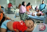 Sejumlah anak korban keracunan warga Gampong Matang Cibrek, Baktiya Barat, Aceh Utara menjalani perawatan intensif di Rumah Sakit Umum Daerah (RSUD) Cut Mutia, Buket Rata, Lhokseumawe, Provinsi Aceh. Kamis (24/4). Keracunan massal 45 anak usia 3 hingga 6 tahun itu akibat menyantap jajanan yang dijual pedagang keliling pada saat pesta perkawinan warga di desa tersebut. ANTARA FOTO/Rahmad/wdy/14