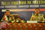 Panglima TNI Jenderal TNI Moeldoko (kiri) bersama Panglima Angkatan Bersenjata Filipina Jenderal Emmanuel Bautista (kanan) memimpin sidang Philindo Mc Meeting di Hotel Borobudur, Jakarta, rabu (23/4). Indonesia dan Filipina sepakat mengembangkan kerja sama militer kedua negara di berbagai aspek salah satunya kerja sama intelijen di antara TNI dan Angkatan Bersenjata Filipina. ANTARA FOTO/Zabur Karuru/wdy/14