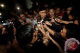 Sekretaris Majelis Pertimbangan Partai MPP Partai Amanat Nasional (PAN) Azwar Abubakar memberikan keterangan kepada pers sebelum menghadiri Konferensi Bersatu untuk menangkan Islam di Cikini, Jakarta, Kamis (17/4). Sejumlah tokoh Islam dan tokoh partai politik berkumpul untuk membahas koalisi menghadapi pilpres 2014. ANTARA FOTO/M Agung Rajasa/wdy/14