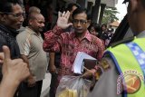 Mantan Direktur Utama PT Penata Sarana Bali, Chris Sridana (tengah) menyapa rekannya saat sidang pengadilan tindak pidana korupsi (Tipikor) retribusi parkir Bandara Ngurah Rai di Pengadilan Tipikor Denpasar, Bali, Kamis (24/4). Terdakwa yang sebelumnya dituntut 17 tahun penjara itu dalam nota pembelaanya menyatakan tidak bersalah dan tidak terlibat dalam kasus tindak pidana korupsi pendapatan parkir Bandara Ngurah Rai periode November 2008- Desember 2011 yang merugikan negara sekitar Rp28,12 miliar. FOTO ANTARA/Nyoman Budhiana/nym/2014.