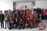 Sebanyak 65 siswa dari berbagai sekolah SMA/ Sederajat di Pontianak dan Kubu Raya mengikuti kegiatan pelatihan jurnalistik untuk pelajar di Gedung Lembaga Penelitian(Lemlit) Universitas Tanjungpura Pontianak, Minggu (20/4) yang diselenggarakan oleh Lingkar Siswa Khatulistiwa. Tujuan dari pelatihan jurnalistik ini untuk menghidupkan jurnalis muda di Kalbar, terutama di kota Pontianak dan Kubu Raya. Kedua,  menciptakan komunitas jurnalis pelajar guna pengembangan jurnalis muda. Ketiga, menjalin silahturahmi antar-pelajar SMA/Sederajat. (Foto Divkominfo LSK)