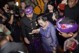 Ketua Umum PDI Perjuangan Megawati Soekarnoputri (tengah) disambut tokoh Puri Ubud, Cokorda Oka Artha Ardana Sukawati (kedua kiri) saat menghadiri resepsi pernikahan Puri Ubud, Bali, Jumat (18/4). Resepsi pernikahan tersebut juga dihadiri sejumlah pejabat negara dan tokoh politik. ANTARA FOTO/Wira Suryantala/wdy/14.