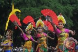 Sejumlah anak berpakaian adat Bali mengikuti pawai budaya nusantara pada perayaan HUT ke 39 Taman Mini Indonesia Indah di Taman Mini Indonesia Indah, Jakarta, Minggu (27/4). Pawai budaya tersebut diikuti 33 provinsi dengan beragam bentuk dan keunikan serta keunggualan daerah masing-masing. ANTARA FOTO/Zabur Karuru/wdy/14