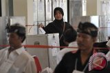 Seorang warga menggunakan hak pilihnya pada pemungutan suara ulang bagi calon legislatif DPRD Provinsi Bali Pemilu 2014 di Kelurahan Sesetan, Denpasar, Bali, Selasa (15/4). Sebanyak 9.534 pemilih di 27 TPS yang tersebar di 5 kabupaten/kota di Bali mengikuti pemungutan suara ulang karena kasus tertukarnya surat suara pada pemungutan suara 9 April lalu. ANTARA FOTO/Nyoman Budhiana/nym/2014.