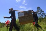 Dua relawan menggotong kandang berisi lutung jawa (Trachypithecus auratus) hasil sitaan menuju kandang sosialisasi Javan Langur Centre (JLC) di Cobantalun, Malang, Jawa Timur, Kamis (17/4). Lutung jawa hasil sitaan Balai Konservasi Sumber Daya Alam (BKSAD) Jawa Barat itu dikembalikan ke Jawa Timur untuk menjalani proses sosialisasi dan pengelompokan sebelum dilepasliarkan. ANTARA FOTO/Ari Bowo Sucipto/ss/Spt/14.