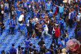 Pendukung Persib Bandung terlibat perkelahian dalam pertandingan sepakbola antara Persib Bandung dan Arema Malang pada lanjutan Indonesia Super League di lapangan Jalak Harupat kabupaten Bandung, Jawa Barat, Minggu (13/4). Persib Bandung berhasil mengalahkan Arema Malang dengan skor 3-2. ANTARA FOTO/Agus Bebeng/wdy/14