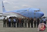 Mensesneg Sudi Silalahi (ketujuh kanan) bersama Menko Kesra Agung Laksono (keenam kanan), Menhan Purnomo Yusgiantoro (kedelapan kanan), Vice President of Boeing International and President of Boeing Southeast Asia , Ralph L. Boyce (ketujuh kiri), Menhub E.E. Mangindaan (kelima kanan), Kapolri Jenderal Pol. Sutarman (keempat kanan) dan sejumlah pejabat terkait lainnya berfoto bersama usai menyambut kedatangan Pesawat Kepresidenan Republik Indonesia di Pangkalan Udara TNI AU Halim Perdanakusuma, Jakarta, Kamis (10/4). Pesawat RI 1 jenis Boeing Bussiness Jet 2 (BBJ2) varian dari Boeing 737 seri 800 yang memiliki spesifikasi dan desain interior khusus untuk penerbangan VVIP dan baru pertama kali dimiliki oleh Indonesia tersebut dibeli pemerintah seharga US$89,6 juta atau sekitar Rp847 miliar. ANTARA FOTO/Widodo S. Jusuf/wdy/14.