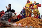 Warga Tionghoa berdoa pada prosesi ritual bakar kapal tongkang, di Pantai Ancol, Deli Serdang, Sumut, Senin (14/4). Prosesi tersebut sebagai bentuk rasa syukur atas limpahan rezeki yang didapat umat manusia khususnya warga Tionghoa. ANTARA FOTO/Irsan Mulyadi/Asf/ama/14.