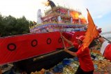 Warga Tionghoa membakar kapal tongkang, di Pantai Ancol, Deli Serdang, Sumut, Senin (14/4). Ritual tersebut sebagai bentuk rasa syukur atas limpahan rezeki yang didapat umat manusia khususnya masyarakat Tionghoa. ANTARA FOTO/Irsan Mulyadi/Asf/ama/14.