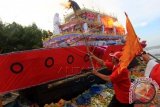 Warga Tionghoa membakar kapal tongkang, di Pantai Ancol, Deli Serdang, Sumut, Senin (14/4). Ritual tersebut sebagai bentuk rasa syukur atas limpahan rezeki yang didapat umat manusia khususnya masyarakat Tionghoa. ANTARA FOTO/Irsan Mulyadi/wdy/14.