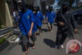Sejumlah tersangka dari berbagai pengungkapan kasus jaringan pengedar narkotika internasional diamankan petugas Badan Narkotika Nasional (BNN) usai diperlihatkan dalam keterangan pers di Kantor BNN, Jakarta, Kamis (24/4). BNN berhasil mengungkap sejumlah kasus jaringan pengedar narkotika internasional dalam dua pekan terakhir dengan total barang bukti lebih dari 10 kilogram heroin dan sabu diantaranya dengan mengamankan tersangka HER (43) yang merupakan mantan anggota DPRD Tembilahan, Riau dan dua tersangka kurir wanita AL (36) dan JUL (40) yang akan dijerat UU No.35 Tahun 2009 tentang Narkotika dengan ancaman hukuman minimal enam tahun penjara dan maksimal seumur hidup. ANTARA FOTO/Widodo S. Jusuf/ss/pd/14.