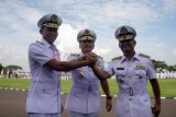 Surabaya (Antara Jatim) - Kepala Staf TNI Angkatan Laut (KASAL) Laksamana TNI Dr. Marsetio (tengah) melakukan salam komando bersama Laksamana Muda TNI I.N.G.N. Ary Atmaja, S.E. (kiri) dan Laksamana Pertama TNI A. Taufiqurrochman, S.E. (kanan) usai upacara Serah Terima Jabatan (Sertijab) Gubernur Akademi Angkatan Laut yang digelar di Lapangan Banda, Kampus Akademi Angkatan Laut (AAL) Bumi Moro, Krembangan, Surabaya, Jawa Timur, Rabu (16/4). Kepala Staf TNI Angkatan Laut (KASAL) Laksamana TNI Dr. Marsetio melantik Laksamana Pertama TNI A. Taufiqurrochman, S.E. sebagai Gubernur Akademi Angkatan Laut (AAL) menggantikan Laksamana Muda TNI I.N.G.N. Ary Atmaja, S.E. (Foto Suryanto/EI/14)