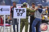 Petugas kepolisian serta linmas berusaha menenangkan warga yang tidak dapat menggunakan hak suaranya ketika simulasi pengamanan tempat pemungutan suara (TPS) di Mapolda Metro Jaya Jakarta, Senin (7/4). Simulasi tersebut merupakan rangkaian apel pergeseran pasukan dan simulasi pengamanan TPS Operasi Mantap Brata Jaya 2014 yang melibatkan 18.511 personel kepolisian untuk pengamanan pemilu 2014. ANTARA FOTO/Wahyu Putro A/wdy/14.