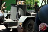 Sejumlah anggota prajurit dari Batalion Zipur 10 mengevakuasi kotak yang diduga berisi bom kedalam bom trailer kendaraan khusus (ransus) dengan mengunakan Alat Khusus Penjinak Bahan Peledak (Alsus Jihandak), pada simulasi penanganan ancaman bom, di Mess Prajurit, Batalion Zipur 10, Gadingrejo, Pasuruan, Jatim, Senin (21/4). Simulasi penanganan ancaman bom tersebut, bertujuan untuk melatih para prajurit Batalion Zipur 10 dalam melakukan penjinakan bahan peledak, juga ancaman teror bom pada obyek vital nasional serta kesiapan pengamanan pelaksanan Pilpres 2014 dan bertanggung jawab atas pengamanan VVIP dan tamu negara. ANTARA FOTO/Adhitya Hendra/EI/ed/pd/14.