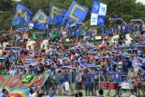 Madiun (Antara Jatim) – Ratusan suporter Madiun Putra FC (MPFC), The Mad Mania memberikan dukungan kepada MPFC saat pertandingan uji coba di Stadion Wilis Kota Madiun, Sabtu (5/4). The Mad Mania meminta manajemen MPFC untuk lebih memperhatikan mereka seperti dengan memberikan potongan harga tiket bagi suporter dan pelajar. FOTO Fikri Yusuf/14/Oka.