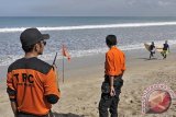 Dua petugas Tim Reaksi Cepat Badan Penanggulangan Bencana Daerah Kabupaten Badung memantau aktifitas wisatawan terkait kewaspadaan dampak Tsunami Chili, di Pantai Kuta, Bali, Kamis (3/4). BPBD sebelumnya telah mengeluarkan himbauan bagi masyarakat dan wisatawan untuk menjauhi pantai namun aktifitas wisatawan masih tetap berjalan normal. ANTARA FOTO/Nyoman Budhiana/nym/2014.