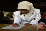 Seorang caleg perempuan untuk DPRD Kalbar menandatangani Kontrak Politik disaksikan 14 caleg lainnya, aktivis perempuan dan jurnalis.