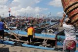 Sejumlah kapal nelayan bersandar di Pelabuahan Prigi, Watulimo, Trengglek, Jawa Timur, Minggu, (6/4). Tingginya permintaan solar menjelang musim ikan menyebabkan persediaan solar di SPBDN maupun SPBU sekitar pelabuhan cepat habis dan berpotensi terjadi ketidakseimbangan antara persediaan dengan kebutuhan (langka).ANTARA FOTO/Sahlan kurniawan/wdy/14.