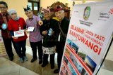 Surabaya (Antara Jatim) - Bupati Banyuwangi, Abdullah Azwar Anas (tiga dari kiri), bersama EVP Telkomsel Area Jawa-Bali, Yetty Kusumawati ((dua dari kiri), saat peluncuran aplikasi wisata Banyuwangi berbasis Android, di Taman Budaya Jawa Timur, Surabaya, Jumat (11/4). Peluncuran aplikasi wisata Banyuwangi berbasis Android yang bekerjasama dengan Telkomsel tersebut, bertujuan untuk mendorong promosi wisata daerah, baik melalui sarana teknologi informasi maupun pemasaran luar ruang. FOTO Eric Ireng/14