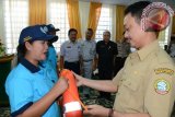 Wakil Wali Kota Pontianak Edi Rusdi Kamtono menyerahkan secara simbolis pelampung keselamatan kepada peserta sosialisasi kelaikan sarana angkutan sungai dan danau (Foto Humas Pemkot / Jimmy Ibrahim)