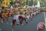 Penari berpartisipasi dalam pementasan tari massal 'Solo Menari 24 Jam' venue Jalan Jendral Sudirman, Solo, Jateng, Selasa (29/4). Kota Solo memperingati World Dance Day (Hari Tari Dunia) 29 April dengan mengadakan rangkaian pementasan tari selama 24 jam penuh secara bergantian di 8 lokasi. ANTARA FOTO/Andika Betha