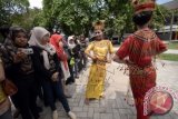 Mahasiswa Fakultas Seni dan Desain Universitas Negeri Makassar (UNM) menampilkan tari khas Toraja, Pa' gasirau Pa'gellu untuk menyemarakkan Hari Tari Sedunia di Kampus UNM Parangtambung, Makassar, Sulsel, Selasa (29/4). Hari Tari Sedunia yang diperingati setiap tanggal 29 April diharapkan dapat meningkatkan kesadaran bersama tentang pentingnya tari bagi masyarakat sebagai salah satu bentuk seni yang universal. ANTARA FOTO/Dewi Fajriani         