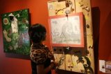 Surabaya (Antara Jatim) - Seorang pengunjung melihat lukisan berjudul 
