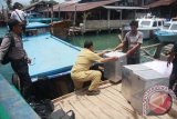 Staf KPU Kabupaten Bintan mendistribusikan logistik Pemilu 2014 menuju sejumlah pulau di pelabuhan Barek Motor, Kijang, Bintan, Kepri, Selasa (1/4). KPU Bintan menargetkan pendistribusian logistik pemilu untuk pulau-pulau terluar di daerah setempat selesai pada 4 April 2014 sebelum didistribusikan lagi menuju tempat pemungutan suara (TPS). ANTARA FOTO/Henky Mohari/wdy/14.