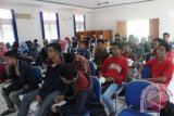 Sebanyak 65 siswa dari berbagai sekolah SMA/ Sederajat di Pontianak dan Kubu Raya sedang tekun mengikuti kegiatan pelatihan jurnalistik untuk pelajar di Gedung Lembaga Penelitian(Lemlit) Universitas Tanjungpura Pontianak, Minggu (20/4) yang diselenggarakan oleh Lingkar Siswa Khatulistiwa.  (Foto Divkominfo LSK)
