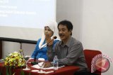 Kepala Biro Perum LKBN Antara Bali, I Made Tinggal Karyawan, S.Sos., SH (kanan) bersama Hj. Hesty Dewi Masitah, S.P. sebagai pembicara dalam diskusi "Penguatan Peran Perempuan dalam Politik" di sebuah hotel berbintang di kawasan wisata Pantai Kuta. Diskusi yang diselenggarakan Perum LKBN Antara Biro Bali bekerja sama dengan UNDP, bertujuan meningkatkan keterwakilan perempuan di parlemen pada pemilu legislatif 2014. ANTARA FOTO/Nyoman Aditya/wdy/14