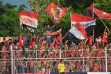 Ngawi (Antara Jatim) - Suporter Persinga Ngawi (Pasti Mania) meberikan dukungan kepada tim kesayangannya, Persinga saat melawan PSIM Yogyakarta dalam pertandingan Divisi Utama Liga Indonesia 2014 di Stadion Ketonggo, Ngawi, Selasa (15/4). Pertandingan tersebut berakhir imbang dengan skor 1-1. (Foto Siswowidodo/14/edy)