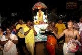 Umat Hindu keturunan India Tamil mengarak arca duplikat Dewa Muruga keliling kampung pada perayaan maha puja pangguni uthiram (hari kemenangan dewa muruga) di Banda Aceh, Sabtu (19/4) malam. Panguni Uthiram yang dirayakan untuk kedua kalinya di Provinsi Aceh merupakan tradisi yang sangat penting bagi suku Tamil yang dilaksanakan pada bulan Maret atau April di seluruh dunia. ANTARA FOTO/Irwansyah Putra