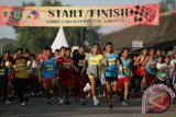 Ratusan pelari memacu kakinya setelah bendera start dikibarkan Wakil Ketua Umum KONI Kalsel HM Welny dalam lomba lari Barito 10K Piala H Leman yang digelar PASI Kalsel di terminal Handil Bhakti Barito Kuala, Minggu (20/4). Barito 10K diikuti 586 pelari yang terbagi dalam empat kategori Umum Putra Putri dan Pelajar Putra Putri. Foto Antaranews Kalsel/Herry Murdy Hermawan