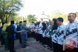 Tanjung, 8/5 - Untuk meningkatkan kinerja guru dalam melaksanakan tugasnya, pemerintah kabupaten Tabalong memberikan tunjangan tambahan penghasilan bagi guru baik PNS maupun non PNS. Secara simbolis tunjangan penghasilan tambahan guru diserahkan oleh Wakil Bupati  Tabalong, Zony Alfianoor saat peringatan hari pendidikan nasional beberapa waktu lalu.  Tunjangan tambahan penghasilan guru PNS maupun non PNS untuk desa terpencil diwakili Abdi Rosadi dari SD Negeri Sungai Kumap Kecamatan Muara Uya.  