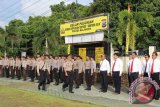 Paringin, 19/5 - GELAR PASUKAN - Kapolres Balangan, AKBP Rachmad Hendrawan, memeriksa barisan pada kegiatan Gelar Pasukan dalam rangka persiapan Operasi Simpatik 2014 yang akan dilaksanakan selama 21 hari, mulai 20 Mei hingga 9 Juli mendatang. (Foto: Antara/Roly Supriadi)