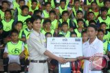 Paringin (18/5) - CSR UNTUK SEKOLAH SEPAK BOLA - Sekolah Sepak Bola (SSB) Paringin, Kabupaten Balangan, mendapat bantuan dana pembinaan dari perusahaan pertambangan batu bara, sub kontraktor PT Adaro Indonesia progra, PT Sapta Indra Sejati (SIS) sebesar Rp30 juta yang merupakan bagian dari pelaksanaan program Corporate Social Responsibility (CSR). SSB Paringin dibentuk sejak dua tahun lalu yang pengelolaannya dilakukan secara swadaya oleh para pengurus. (Foto: Antara/Roly Supriadi)