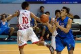 Surabaya (Antara Jatim) - Pebasket Garuda Kukar Bandung, Fredy (kiri) berusaha menahan bola dari pebasket Satya Wacana Metro LBC Bandung, Tri Hartanto (kanan) dalam kompetisi NBL Indonesia seri VI di DBL Arena, Surabaya, Jawa Timur, Jumat (9/5). Garuda Kukar Bandung menang atas Satya Wacana Metro LBC Bandung dengan skor 72-57. FOTO M Risyal Hidayat/EI/14