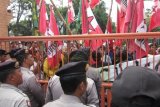 Kediri (Antara Jatim) - Sejumlah polisi mengawal aksi mahasiswa di depan kantor DPRD Kota Kediri, Jawa Timur, dalam peringatan Hari Pendidikan Nasional, Jumat (2/5). Mahasiswa mengkritik alokasi pendidikan di kota ini yang dinilai belum sesuai dengan UU, yaitu 20 persen dan menuntut program beasiswa untuk anak buruh. FOTO Asmaul Chusna/14/Oka. 